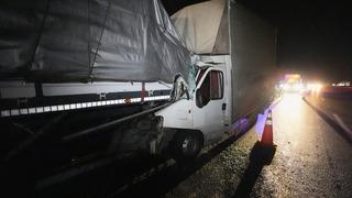 Anadolu Otoyolu'nda tıra çarpan kamyonetteki 2 kişi yaralandı