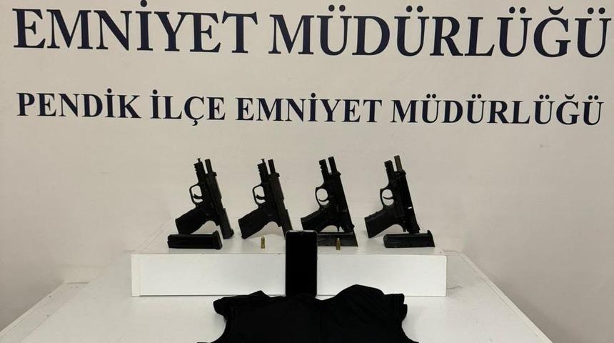 Pendik'teki bir evde 4 ruhsatsız silah ve balistik yelek ele geçirildi