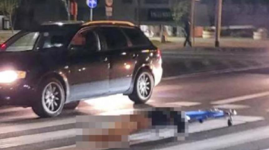 Görenleri şaşkına çeviren görüntüler! Cenaze nakil aracının kapısı bir anda açıldı... Cansız beden yolun ortasına düştü