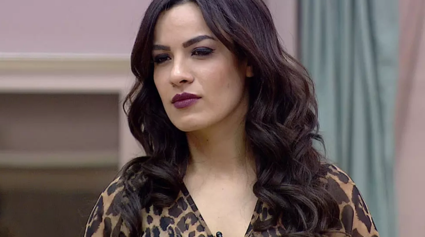 Kısmetse Olur Sibel mutfakta derin dekolteli elbisesiyle dans etti! "Ne karıyım ama..."