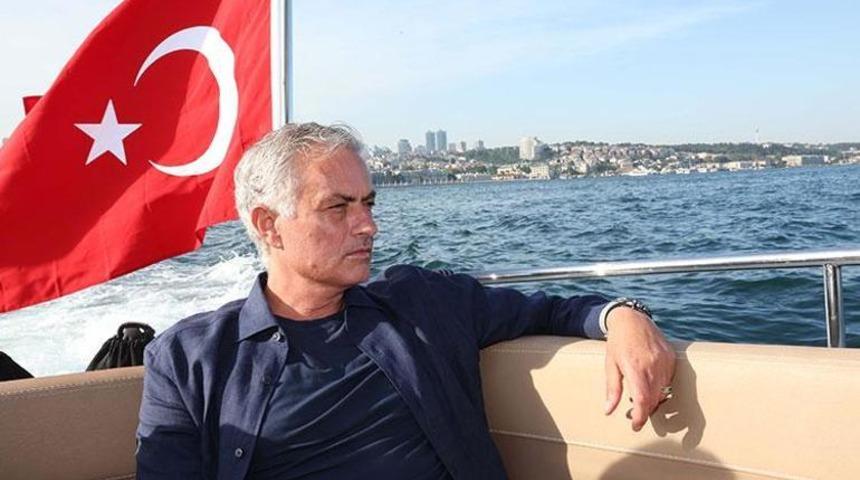 Fenerbahçe Teknik Direktörü Jose Mourinho'nun Türkiye'deki yaşantısına İngilizler bile şaştı! 'Kaldığı odanın geceliği...'
