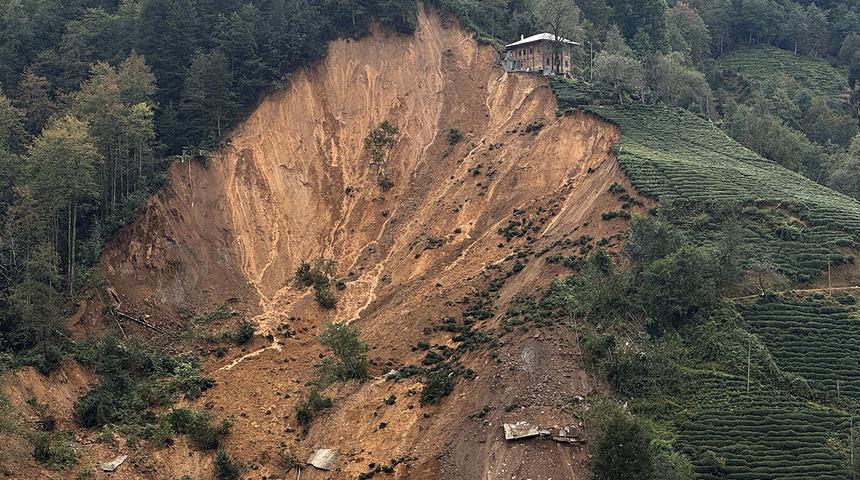 Rize'de heyelan: 13 ev tahliye edildi