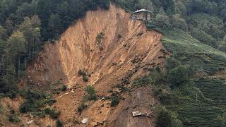 Rize'de heyelan: 13 ev tahliye edildi