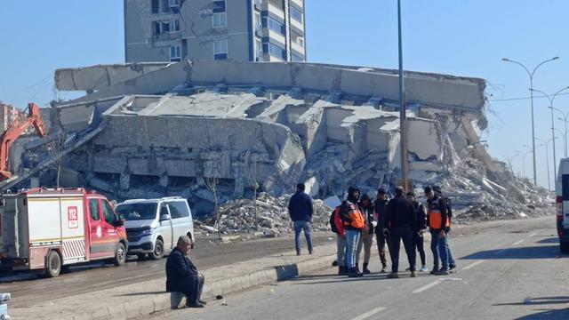 42 kişinin öldüğü sitenin müteahhidi: Binanın altına kuyu yapacak kadar dangalak mıyım? dedi! Mahkeme başkanı uyardı: 'Bu üslupta konuşursan benim de canım sıkılır'