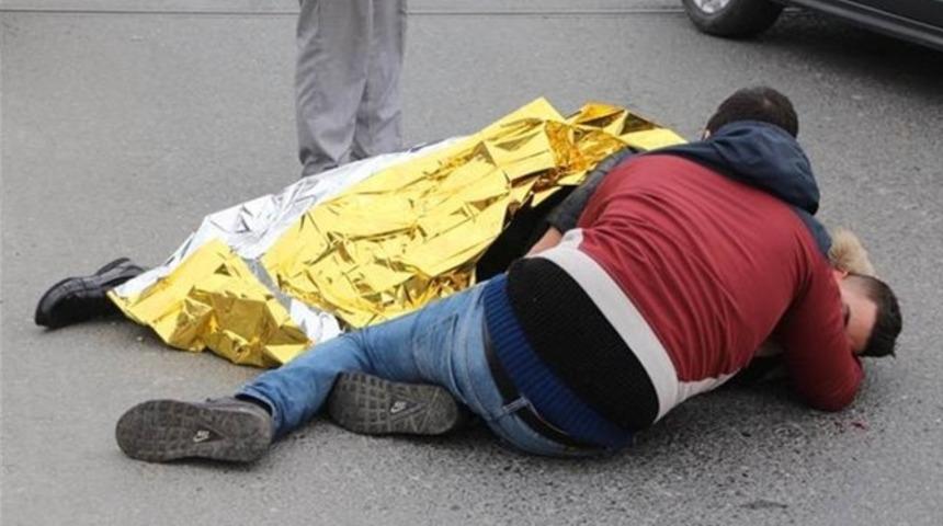 Şişli'de kaza: Yerde yatan kardeşine sarılıp yardım bekledi