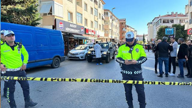 Emekli subay polise çekiçle saldırdı! Avukat oğlu silahla ateş etti