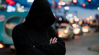 Yaşlı adamı savcı olduğuna inandırıp bankadaki tüm parasını çaldı! Savcı kılığındaki dolandırıcı adamı 390 bin TL dolandırdı