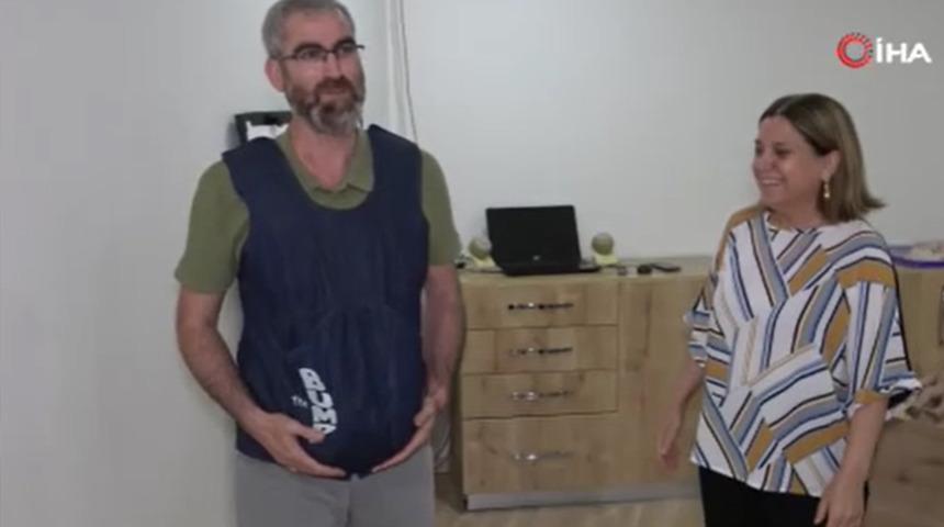 Bu merkezde hamileliğin yükünü babalar taşıyor... Tulum giyip eşlerinin yaşadığı zorlukları hissetmeleri için çeşitli komutları yapmaya çalışıyorlar 