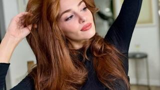 Hande Erçel banyoda ayna karşısına geçip süper minisiyle peş peşe poz verdi! Beğeni butonu çöktü 