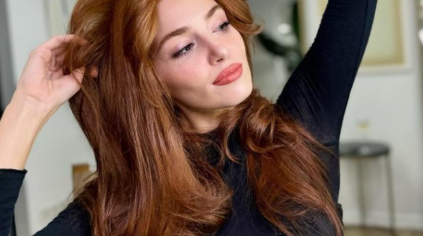 Hande Erçel banyoda ayna karşısına geçip süper minisiyle peş peşe poz verdi! Beğeni butonu çöktü 