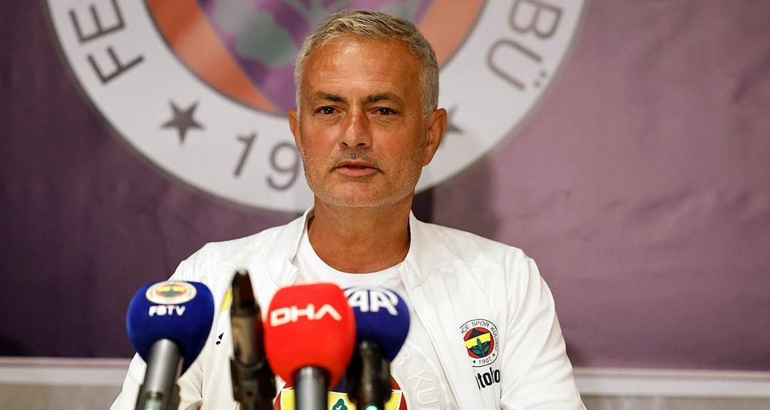 Mourinho basın toplantısında ilk 11 i&ccedil;in tavsiye alacağını a&ccedil;ıkladı! Salondakiler dondu kaldı