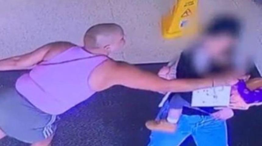 Alışveriş merkezinde şoke eden görüntüler! Annesinin kucağındaki bebeğe bir anda saldırdı: "Görüntülerden dehşete düştük"