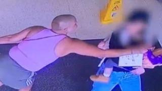 Alışveriş merkezinde şoke eden görüntüler! Annesinin kucağındaki bebeğe bir anda saldırdı: Görüntülerden dehşete düştük