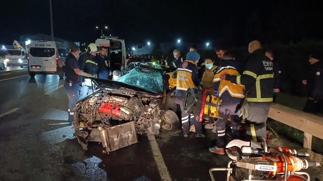 Tekirdağ'da aydınlatma direğine çarpan otomobildeki 1 kişi öldü, 1 kişi yaralandı