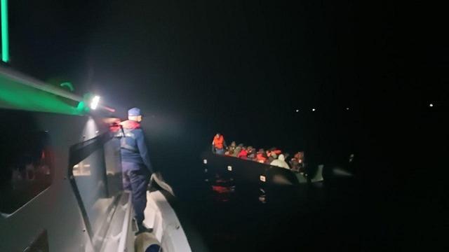 İzmir açıklarında 29 düzensiz göçmen kurtarıldı, 80 düzensiz göçmen yakalandı