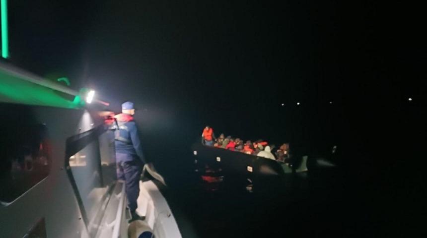 İzmir açıklarında 29 düzensiz göçmen kurtarıldı, 80 düzensiz göçmen yakalandı