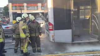 Metrobüste yangın paniği! Yolcular apar topar aşağı indi yardıma itfaiye ekipleri koştu