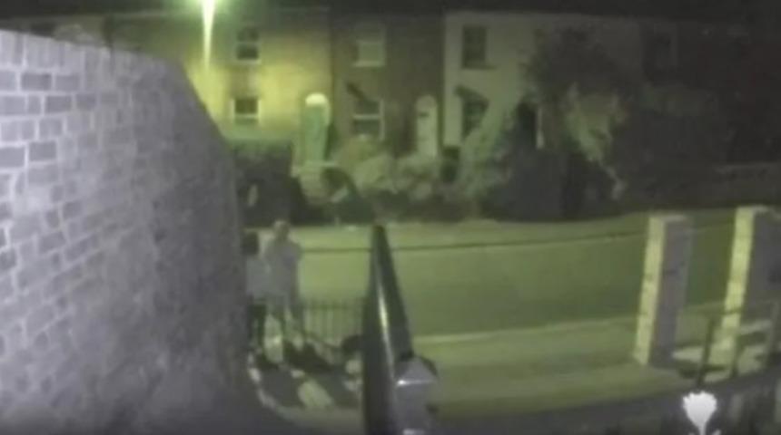 Saniye saniye güvenlik kamerasında! Zorla arabaya bindirilip kaçırılan kadın tecavüze uğradı... Polis insan avı başlattı