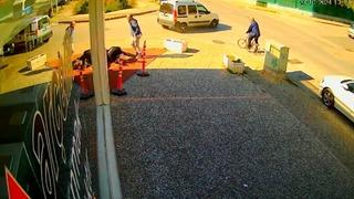 Yer: Bursa! Ayağını gazdan çekmeyi unutan sürücü saniye saniye güvenlik kamerasında... Çevredekiler korkuyla kaçıştı 