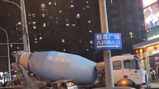 Çimento tankeriyle katliam yapmak istedi! 'İnsanları öldüreceğim' diyerek ters yöne girip araçlara çarptı... Şu anki can kayıpları bilinmiyor