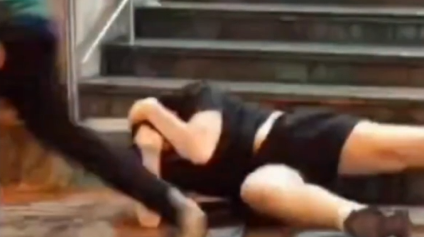 Fenerbahçe-Manchester United maçı öncesi ortalık karıştı! Taraftarlar birbirine saldırdı, polis ekipleri araya girdi