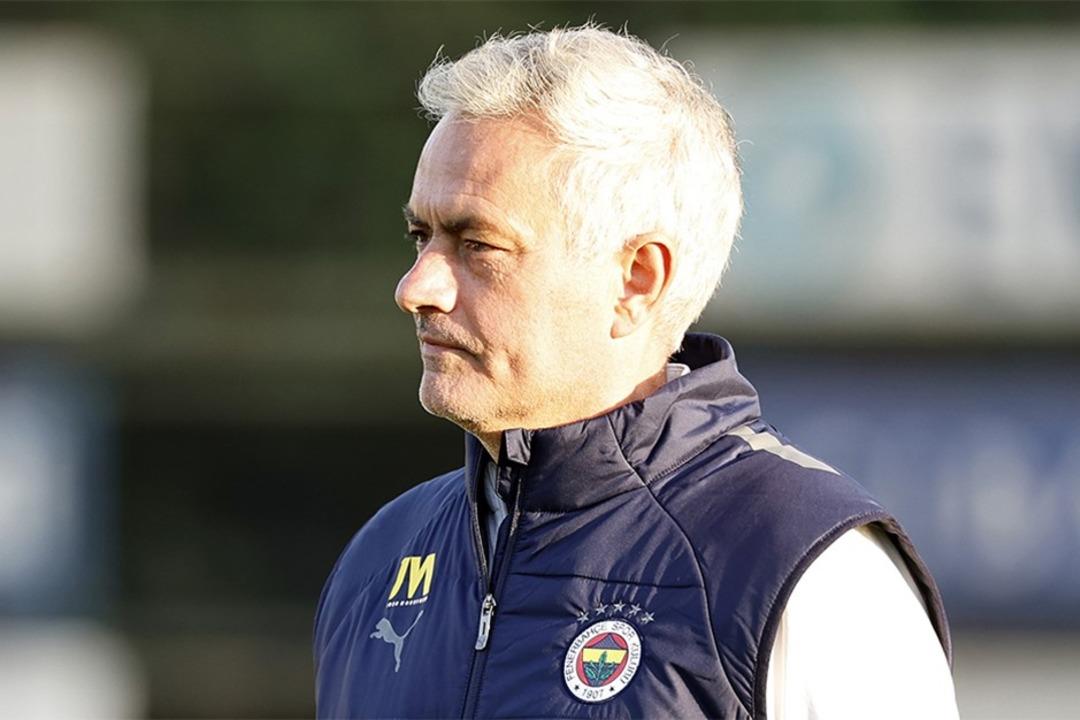 Fenerbahçe'de Jose Mourinho'dan zehir zemberek açıklama! ''Son 10 yıldır kupamız yok ama nedeni var" 1200xauto