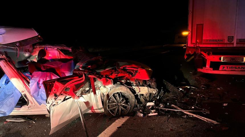 TEM'de korkun&ccedil; kaza: Tıra &ccedil;arpan otomobil kağıt gibi ezildi, 2 kişi hayatını kaybetti