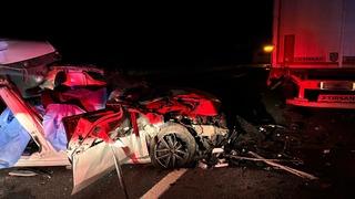 TEM'de korkunç kaza: Tıra çarpan otomobil kağıt gibi ezildi, 2 kişi hayatını kaybetti