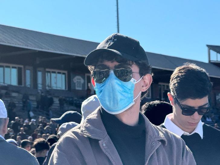 Cenaze törenindeki tuhaf görüntülerin sırrı açığa çıktı! FETÖ'cülere WhatsApp'tan mesaj gelince ne buldularsa takmışlar G1