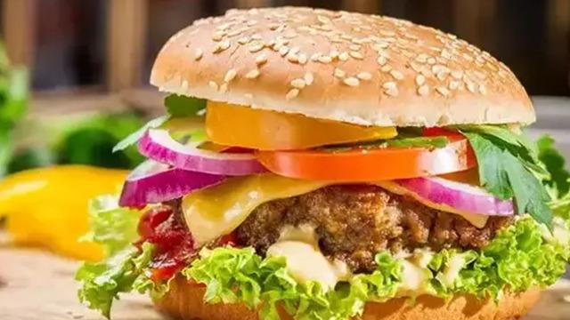Dünyaca ünlü fast-food zincirlerinde E. Coli paniği! Salgında bir kişi öldü: O ürün menülerden çıkartılıyor