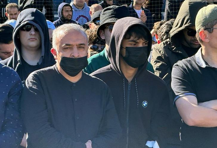 Cenaze törenindeki tuhaf görüntülerin sırrı açığa çıktı! FETÖ'cülere WhatsApp'tan mesaj gelince ne buldularsa takmışlar G3