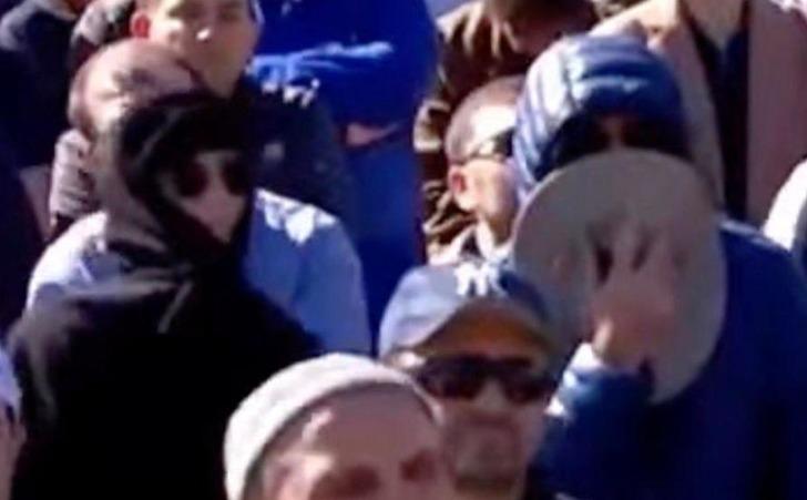 Cenaze törenindeki tuhaf görüntülerin sırrı açığa çıktı! FETÖ'cülere WhatsApp'tan mesaj gelince ne buldularsa takmışlar G4