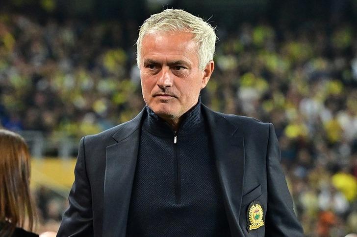 Jose Mourinho'ya akılalmaz eleştiri! "Lig maçlarında göğüslerinin ucunu gösteren dandik tişört, Manchester United'a karşı takım elbise..." G1