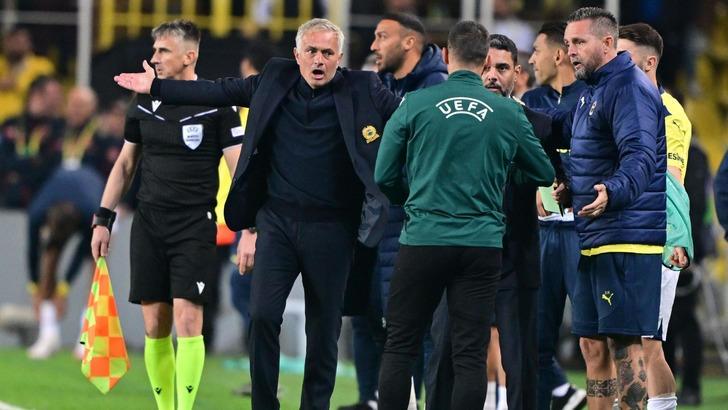 Jose Mourinho'ya akılalmaz eleştiri! "Lig maçlarında göğüslerinin ucunu gösteren dandik tişört, Manchester United'a karşı takım elbise..." G3