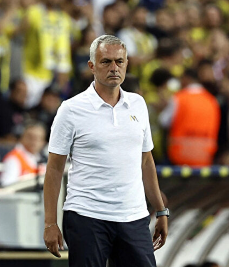 Jose Mourinho'ya akılalmaz eleştiri! "Lig maçlarında göğüslerinin ucunu gösteren dandik tişört, Manchester United'a karşı takım elbise..." G4