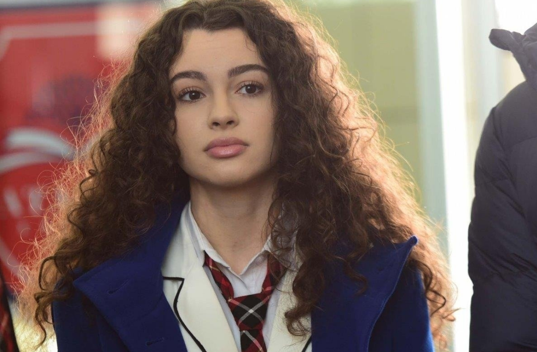 Su Burcu Yazgı derin yırtma&ccedil;lı siyah elbisesiyle g&ouml;renleri mest etti! Merdivendeki pozlarına yorum yağdı...