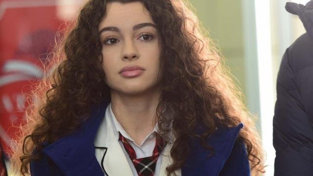 Su Burcu Yazgı derin yırtmaçlı siyah elbisesiyle görenleri mest etti! Merdivendeki pozlarına yorum yağdı...