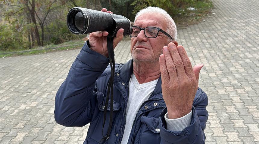 Aile mezarlığına gidemiyor, d&uuml;rb&uuml;nle bakıp dua ediyor... &Ccedil;aresiz adam kabri ancak bu şekilde g&ouml;rebiliyor