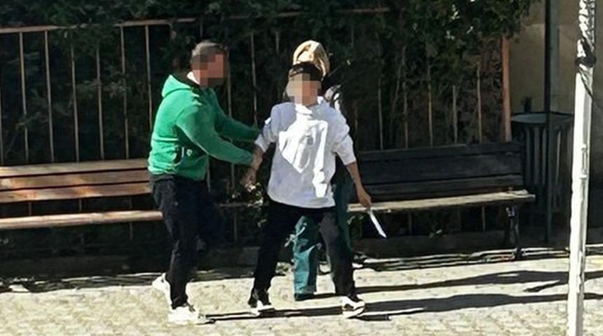 'Bakıcı değilim' diyen müdür yardımcısını bıçakla tehdit etmişti... Ortaokul öğrencisi yakalandı!
