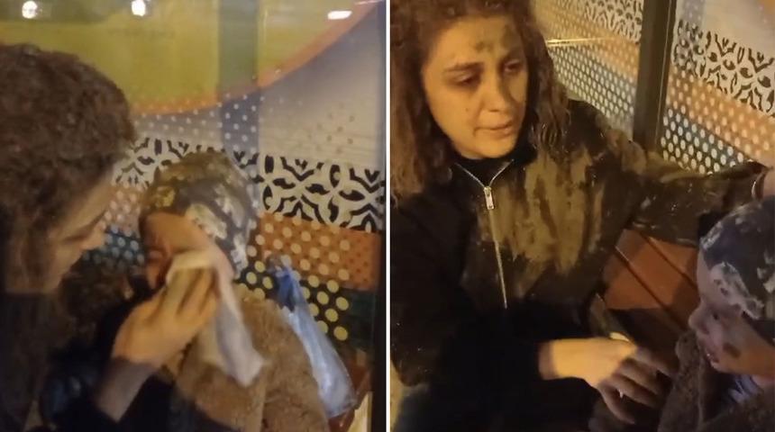 Kaldırımda yürüyen anne ve oğlu facianın eşiğinden döndü! Üzerlerine harç döküldü