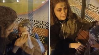 Kaldırımda yürüyen anne ve oğlu facianın eşiğinden döndü! Üzerlerine harç döküldü