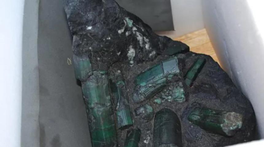 Sıradan bir taş gibi görünebilir ama Amerika ile Brezilya onu paylaşamıyor! Mini buzdolabı büyüklüğündeki zümrüdün değeri tam 1 milyar dolar...