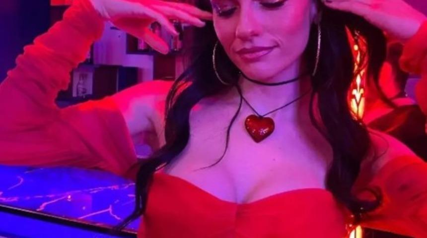 İnci Taneleri'nin Dilber'i Hazar Ergüçlü Cannes'da! Peş peşe paylaştığı karelere beğeni yağdı 