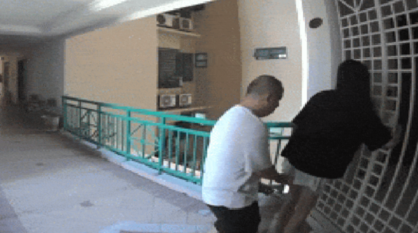 Arkasından gizlice yaklaşarak genç kızı taciz etti! O anlar saniye saniye kameraya yansıdı... Sapık adamın eşinden açıklama: "Bu ilk değildi" 