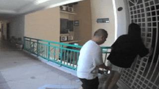 Arkasından gizlice yaklaşarak genç kızı taciz etti! O anlar saniye saniye kameraya yansıdı... Sapık adamın eşinden açıklama: Bu ilk değildi 