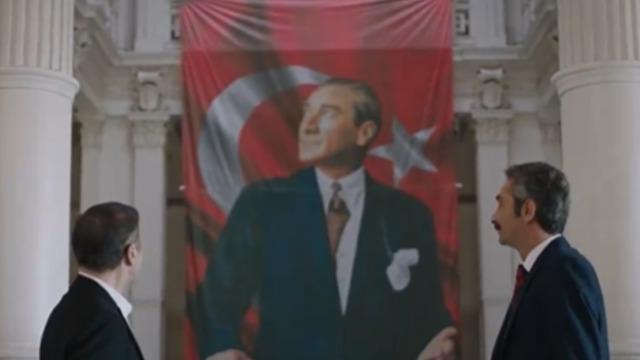 Rahatsız olunca ağzının payını aldı! Kızılcık Şerbeti'ndeki Atatürk sahnesi olay oldu! 'Bula bula bunu mu buldun...