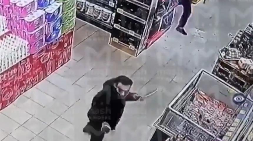 Elinde bıçakla süpermarket baskını! 5 kişiyi bıçaklayıp şampanyayla kutlama yaptı: "İnsanlardan nefret ediyorum" diyerek bağırdı