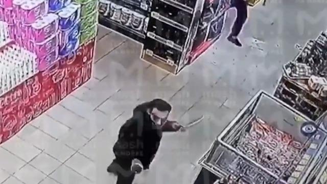 Elinde bıçakla süpermarket baskını! 5 kişiyi bıçaklayıp şampanyayla kutlama yaptı: İnsanlardan nefret ediyorum diyerek bağırdı