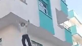 Şanlıurfa'da can pazarı! 2 çocuk balkondan atlayarak yangından kurtuldu