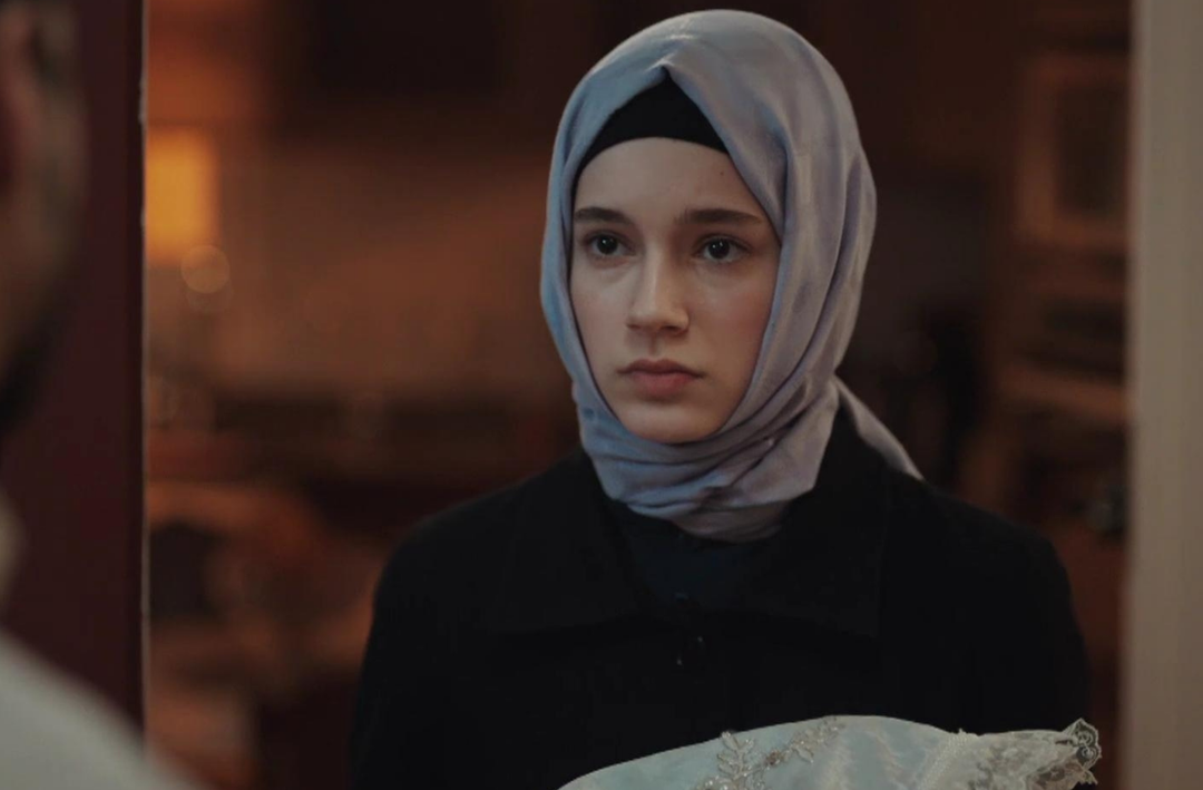 Kızıl Goncalar'ın Zeynep'i Mina Demirtaş g&uuml;zelliğiyle mest etti! O fotoğraflara yorum yağdı! 